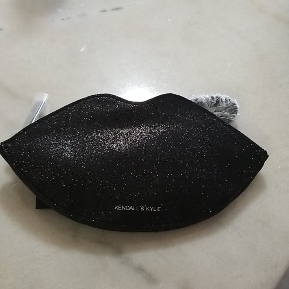 KENDALL & KYLIE Glitter Lip Fanny Pack